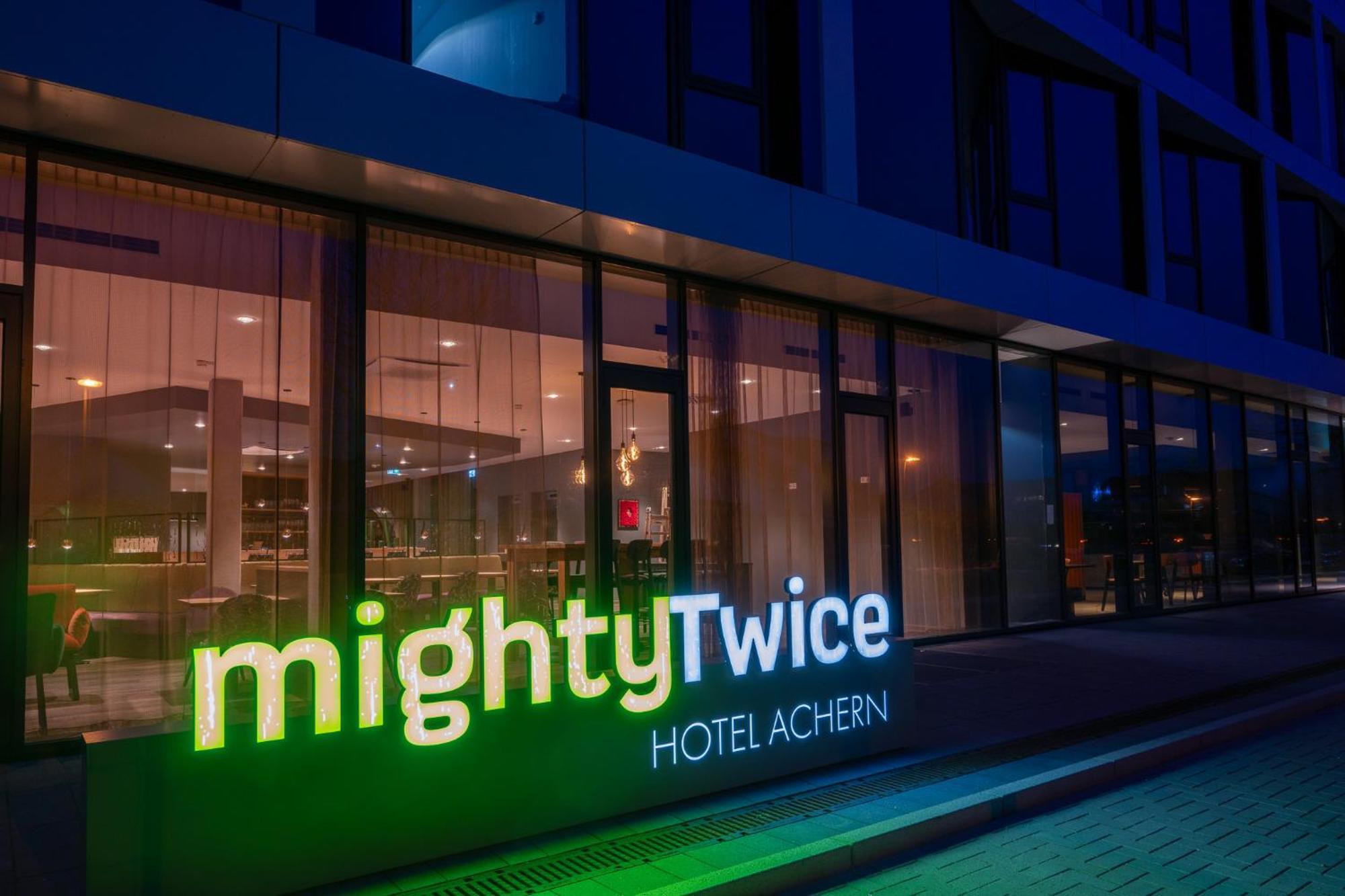 Mightytwice Hotel Ахерн Экстерьер фото